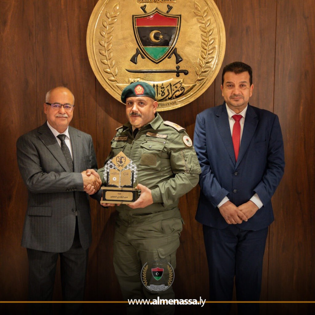 وزارة الدفاع تكرّم لجنة مسابقة “البنيان الدولية الثانية” لحفظ القرآن الكريم للعسكريين 4 Extra 15.jpg3 15