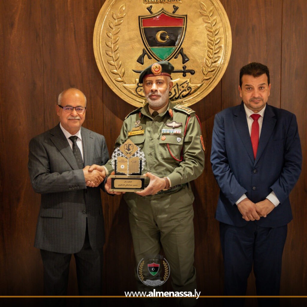 وزارة الدفاع تكرّم لجنة مسابقة “البنيان الدولية الثانية” لحفظ القرآن الكريم للعسكريين 3 Extra 22.jpg2 22