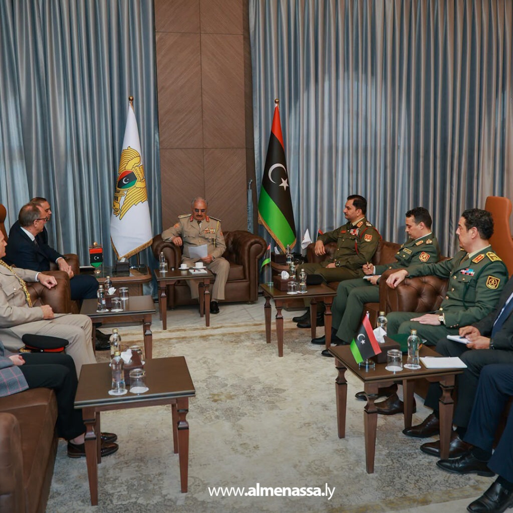 Extra 221 القائد العام يستقبل سفير المملكة المتحدة لدى ليبيا بمقر القيادة العامة بنغازي