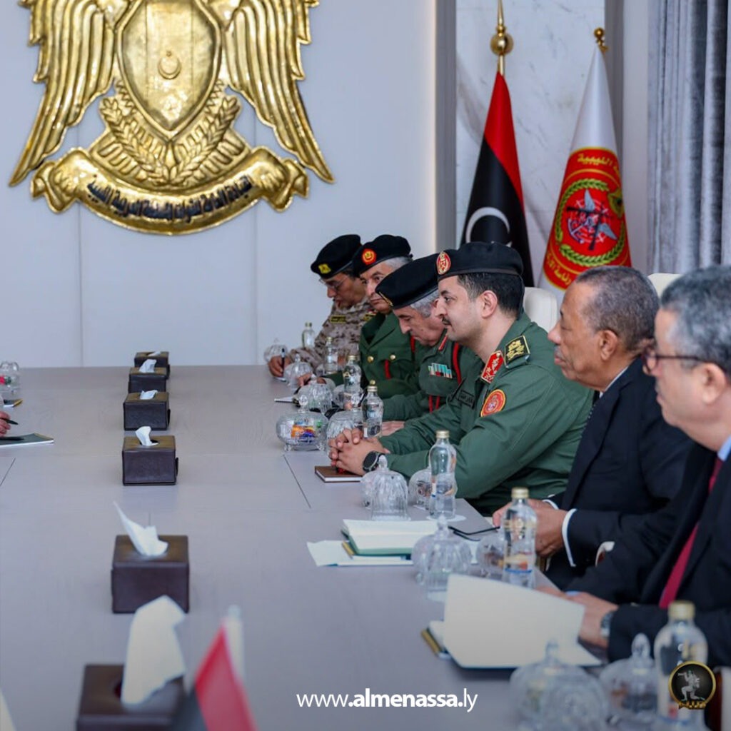 Extra 229.jpg1 229 رئيس الأركان العامة يستقبل السفير البريطاني ويبحثان تعزيز التعاون العسكري والأمني