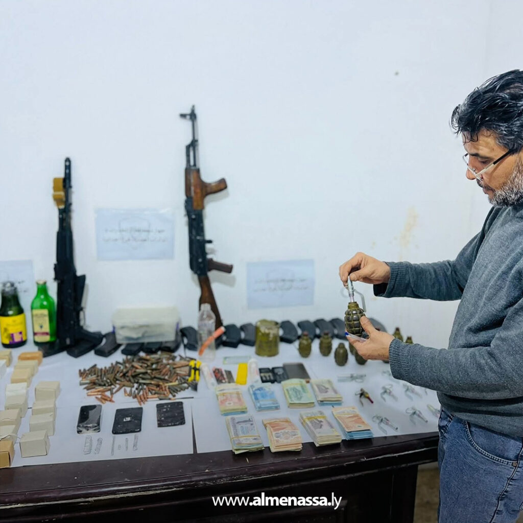 Extra 255.jpg1 255 ضبط تشكيل عصابي بحوزته مخدرات وأسلحة وقنابل في أجدابيا