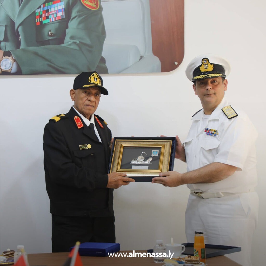 Extra 26.jpg9 26 رئيس أركان القوات البحرية يستقبل وفد حرس السواحل اليوناني في بنغازي