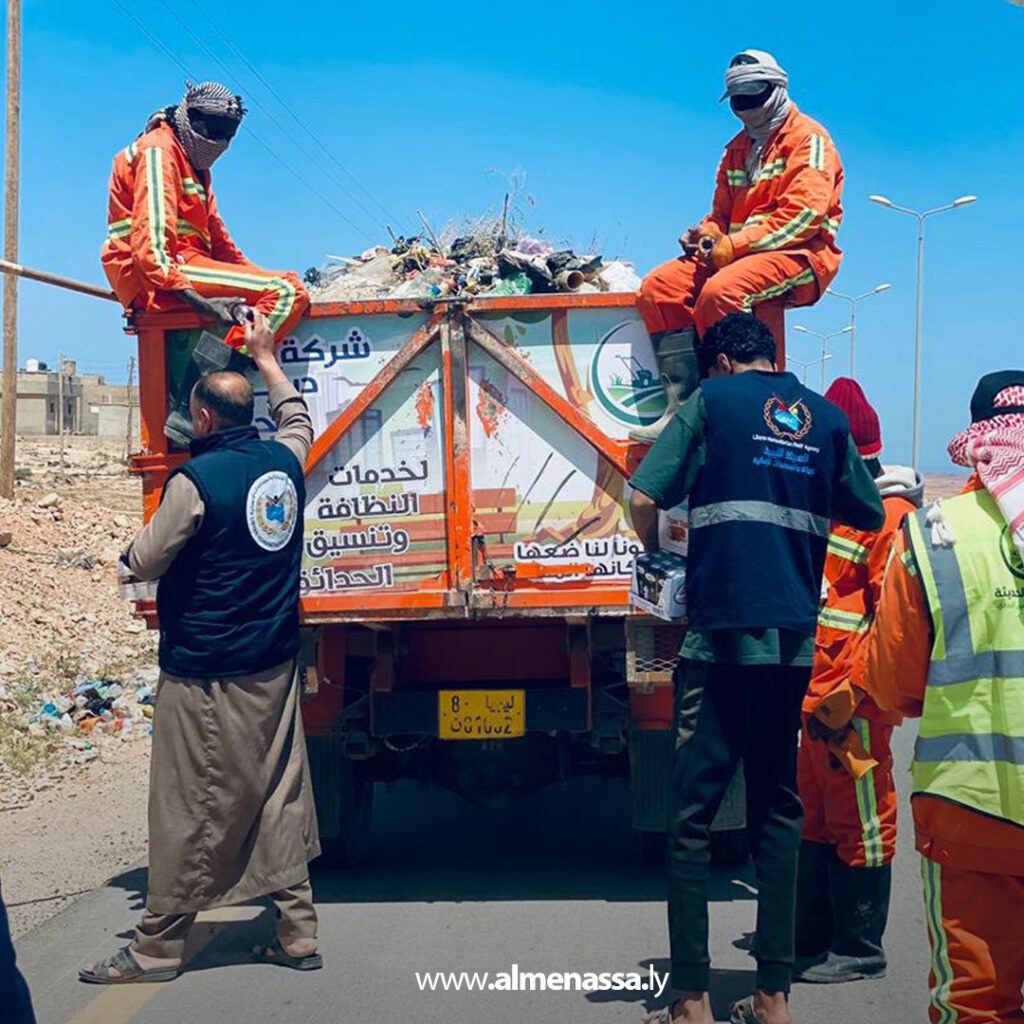 Extra 264 الهيئة الليبية للإغاثة تنفذ مبادرة إنسانية لدعم عمال النظافة على طريق مرتوبة المطار