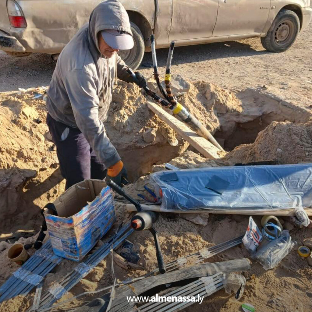 Extra 265 إصلاح المغذي الرئيسي في طابلينو ببنغازي وإعادة التيار الكهربائي بدعم صندوق الإعمار وإشراف وزارة الكهرباء