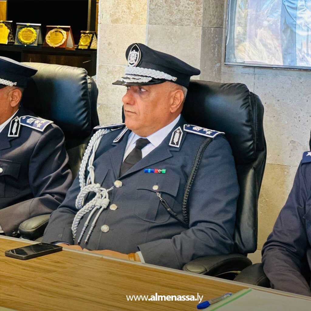 Extra 275 رئيس جهاز مكافحة الهجرة يعقد اجتماعاً موسعاً لتعزيز الانضباط ورفع كفاءة الأداء اليومي