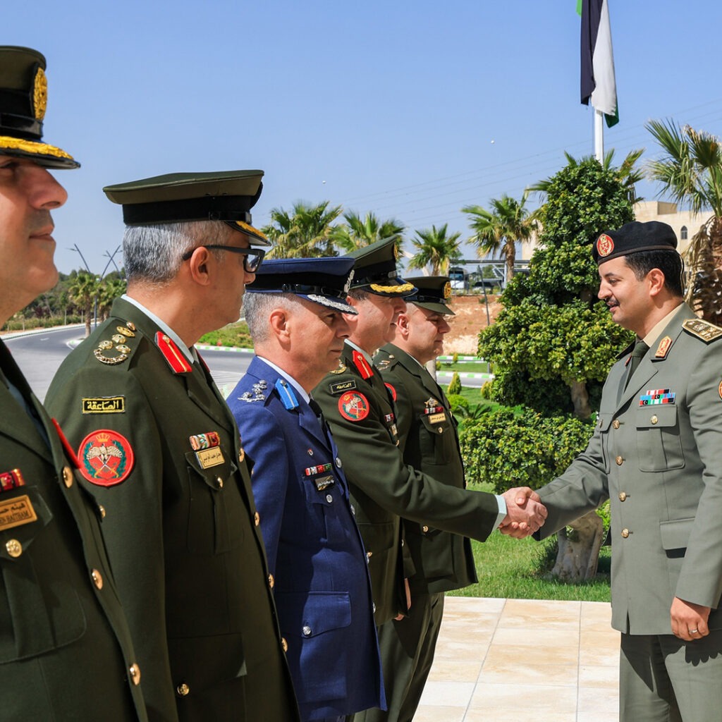 Extra 318.jpg1 318 رئيس الأركان العامة يصل عمان ويوقع اتفاقية تعاون عسكري مع الأردن
