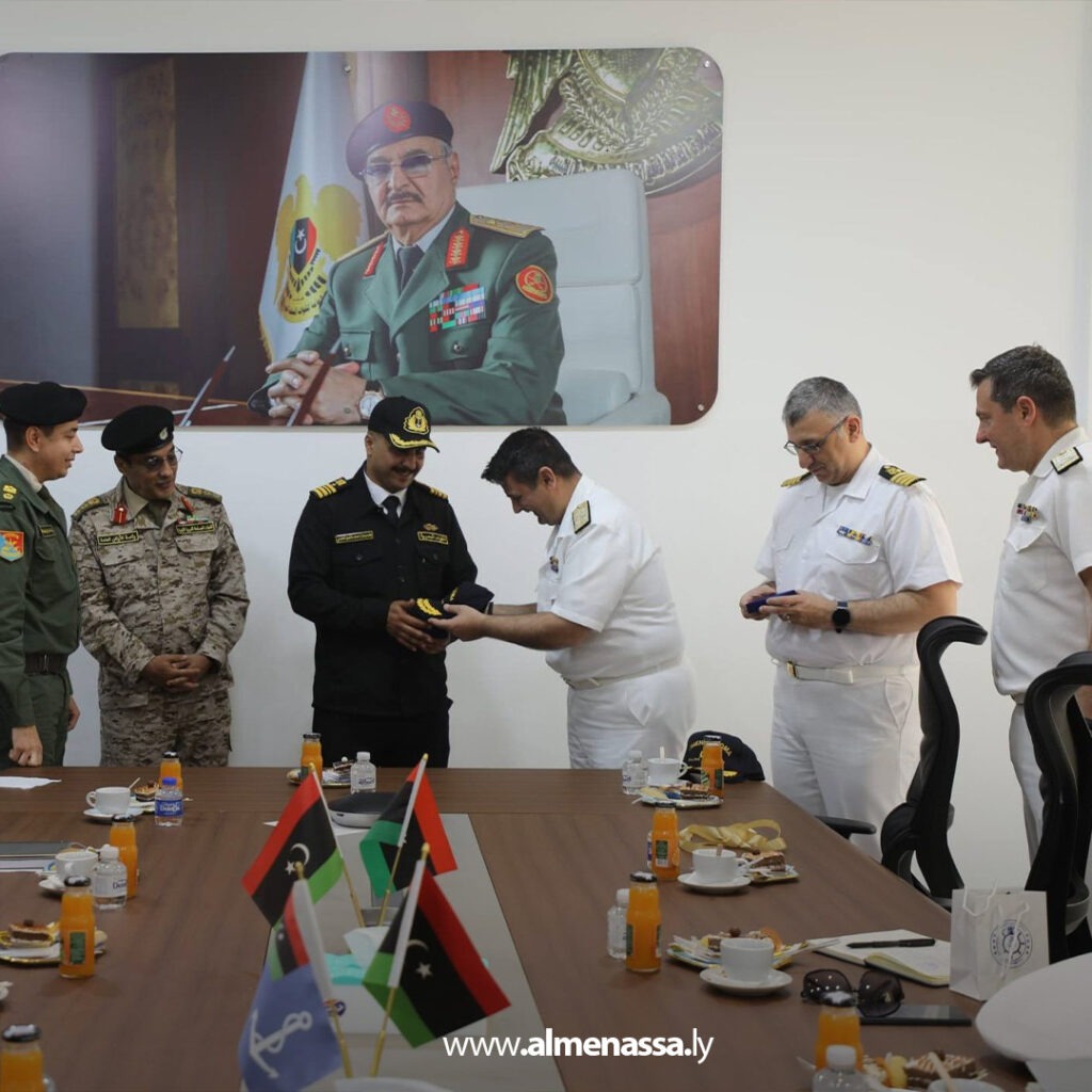Extra 33.jpg7 33 رئيس أركان القوات البحرية يستقبل وفد حرس السواحل اليوناني في بنغازي