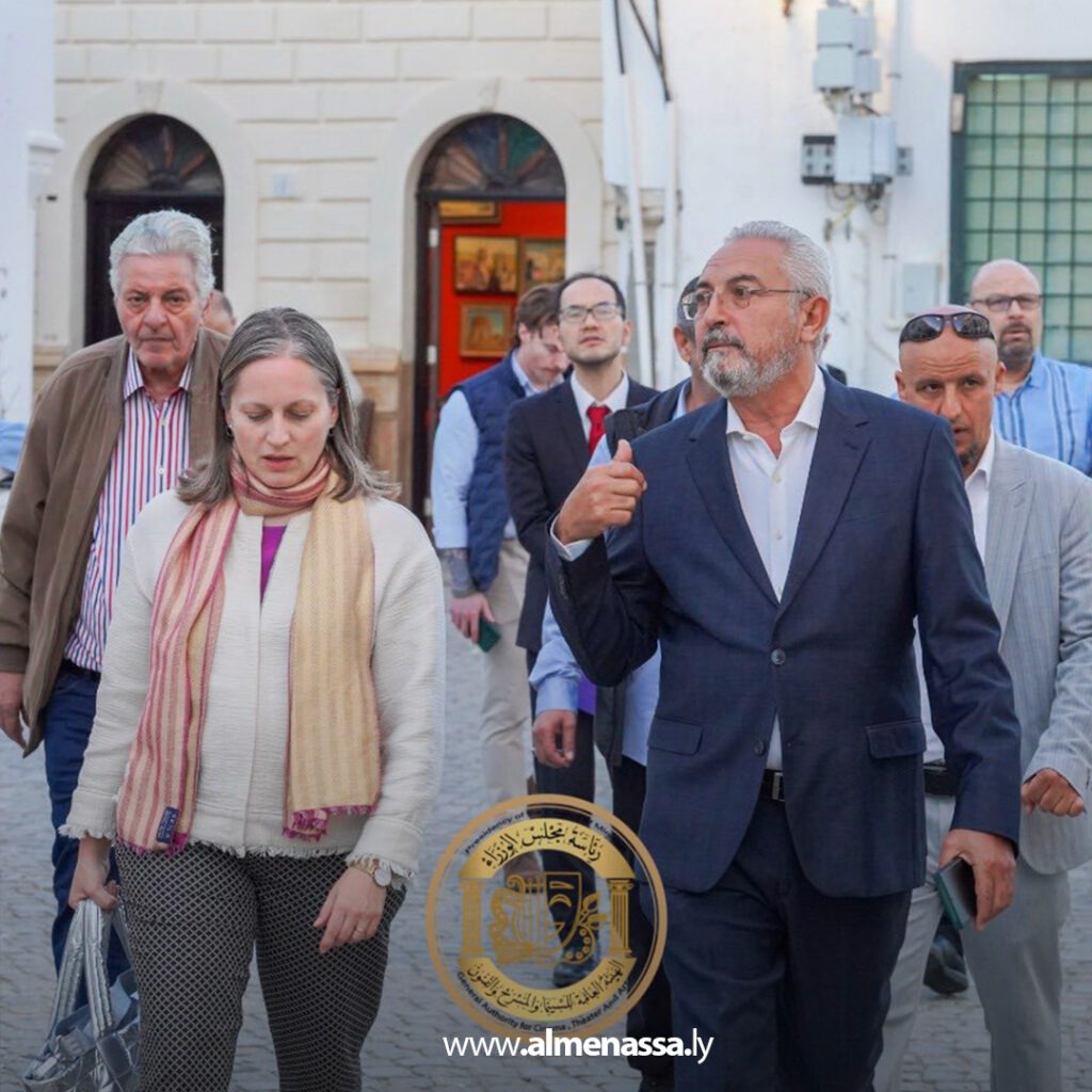 Extra 49.jpg111 49 معرض “من الأندلس إلى طرابلس” للفنان مختار دريرة في دار حسن الفقيه يجمع الفن التشكيلي والمسرح