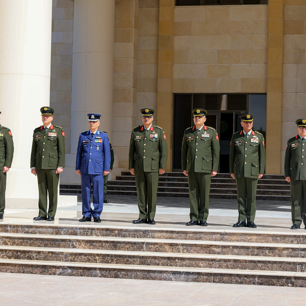 Extra 49.jpg6 49 رئيس الأركان العامة يصل عمان ويوقع اتفاقية تعاون عسكري مع الأردن