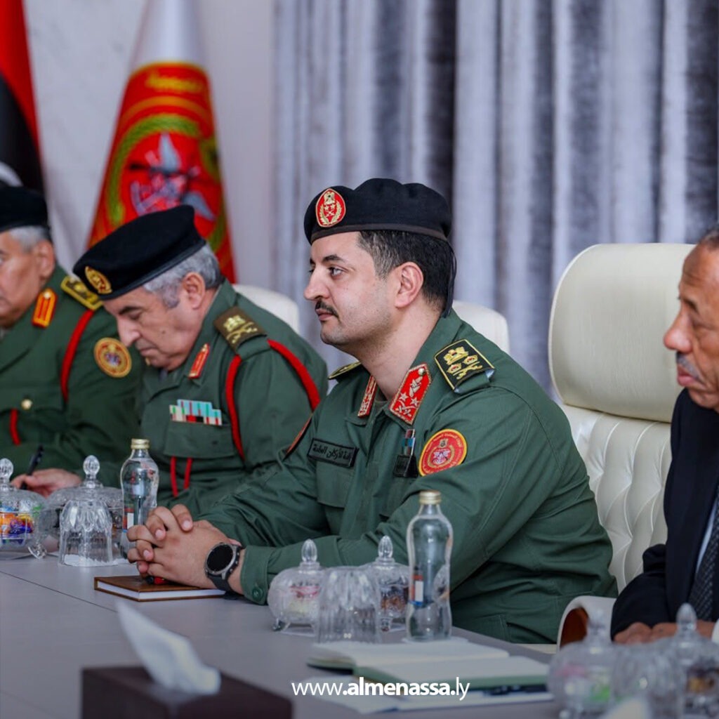 Extra 55.jpg5 55 رئيس الأركان العامة يستقبل السفير البريطاني ويبحثان تعزيز التعاون العسكري والأمني