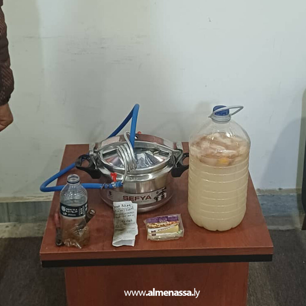 Extra 58.jpg3 58 البحث الجنائي بأجدابيا يضبط متهما حول منزلا قيد الإنشاء إلى موقع لتصنيع الخمور
