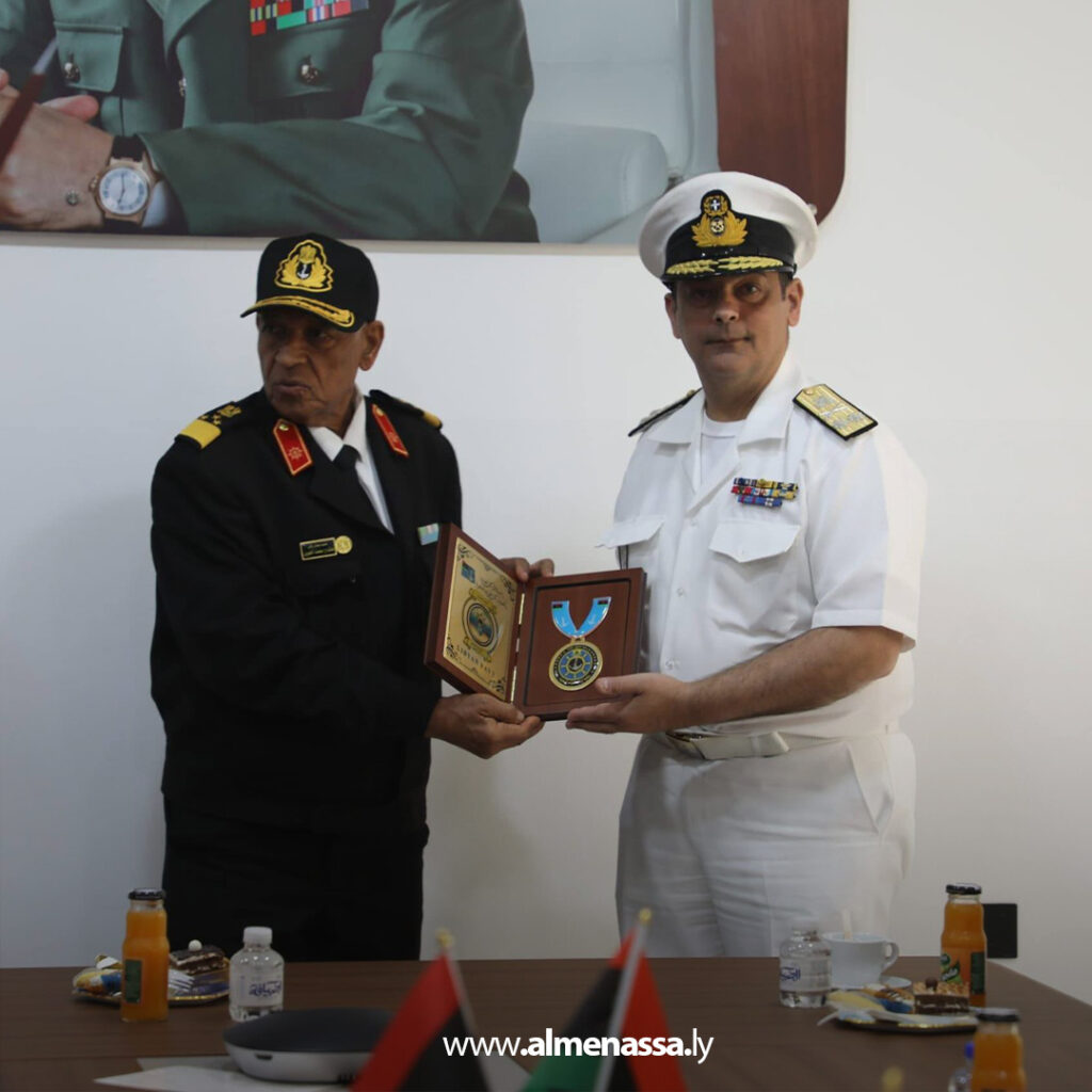 Extra 6.jpg17 6 رئيس أركان القوات البحرية يستقبل وفد حرس السواحل اليوناني في بنغازي
