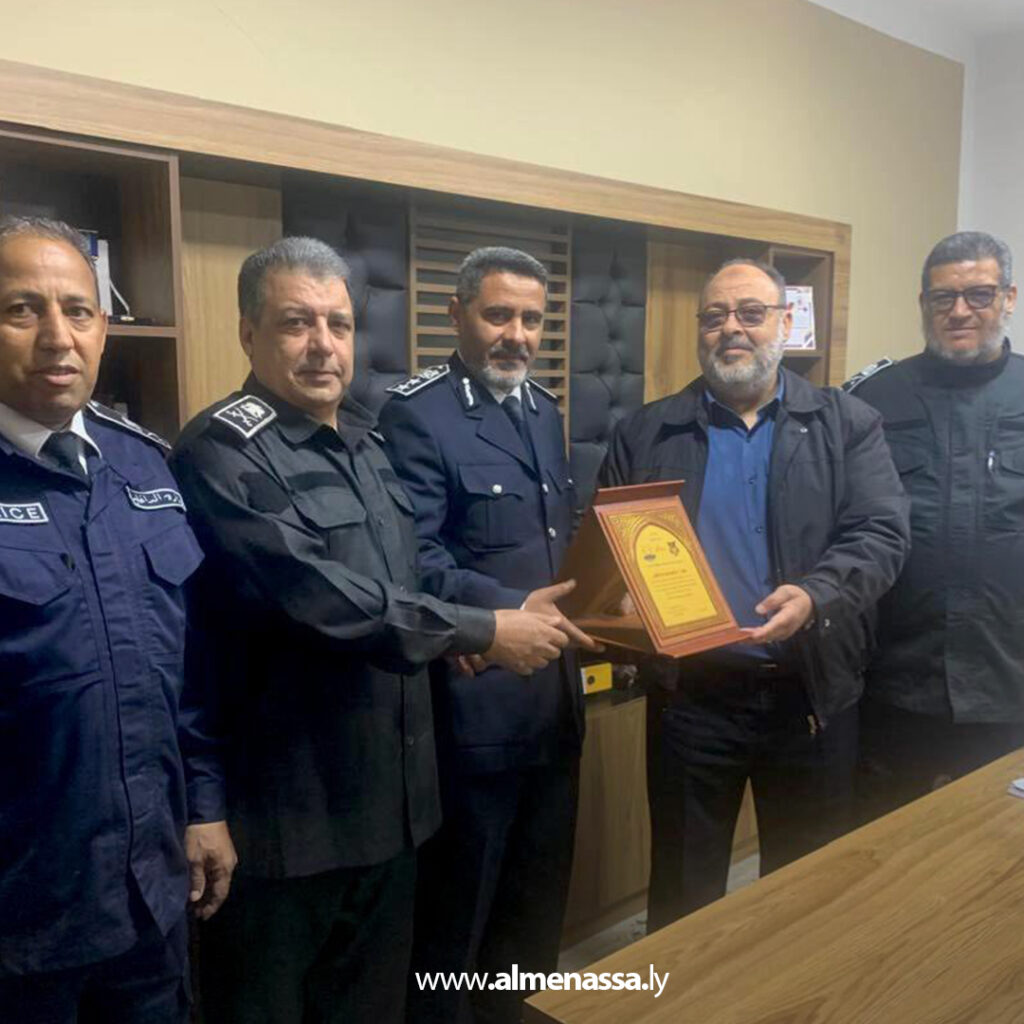 Extra 61.jpg5 61 تكريم العقيد إبراهيم الدرسي لنيله الماجستير في القانون الجنائي ببنغازي