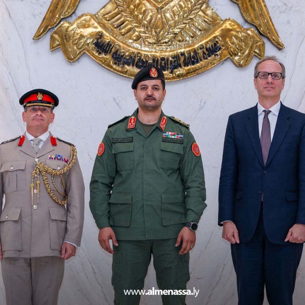 Extra 67.jpg3 67 رئيس الأركان العامة يستقبل السفير البريطاني ويبحثان تعزيز التعاون العسكري والأمني
