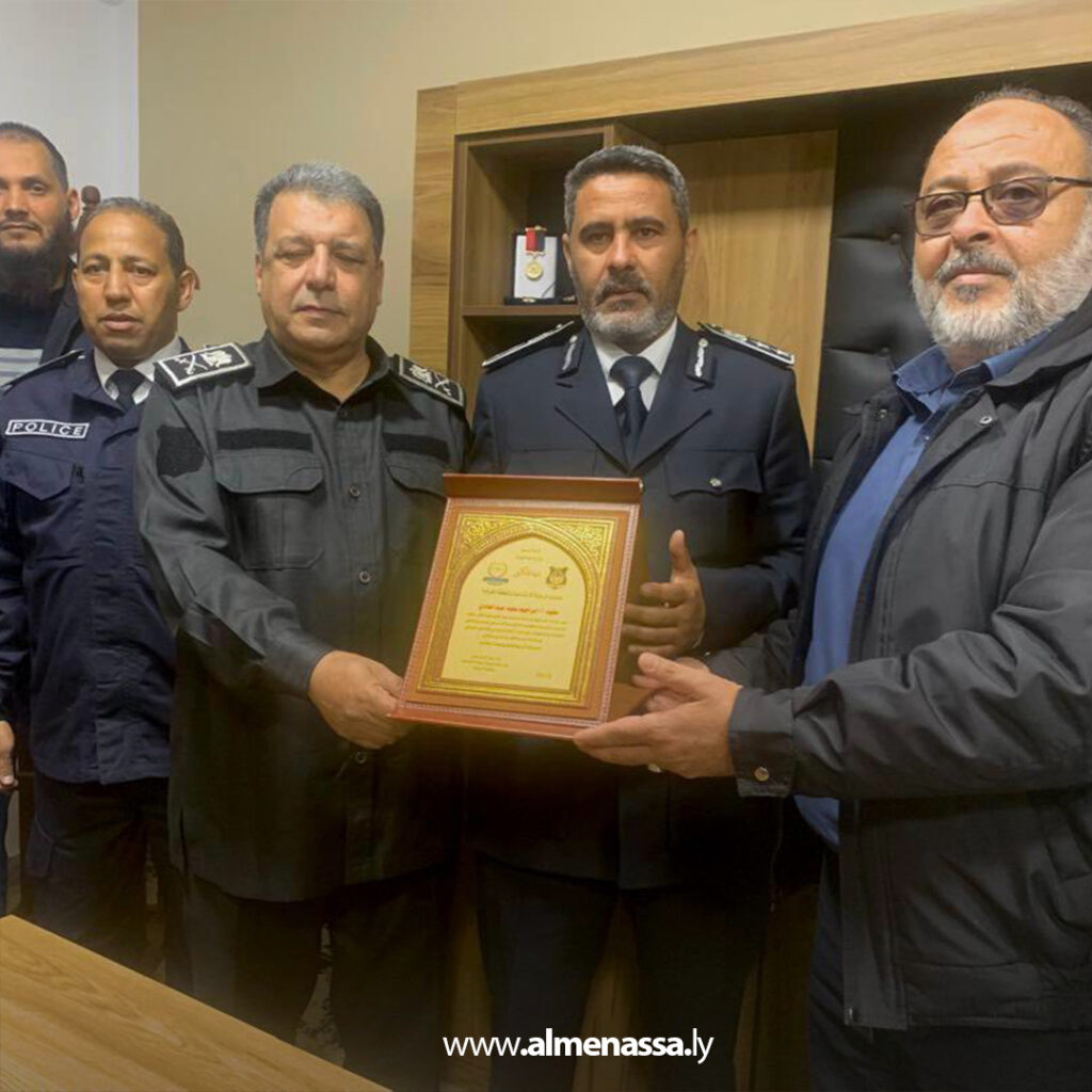 Extra 74.jpg3 74 تكريم العقيد إبراهيم الدرسي لنيله الماجستير في القانون الجنائي ببنغازي