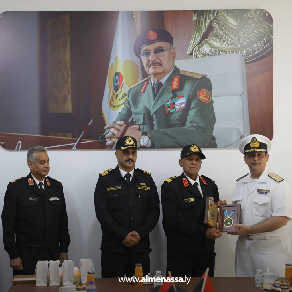 Extra 8.jpg13 8 رئيس أركان القوات البحرية يستقبل وفد حرس السواحل اليوناني في بنغازي