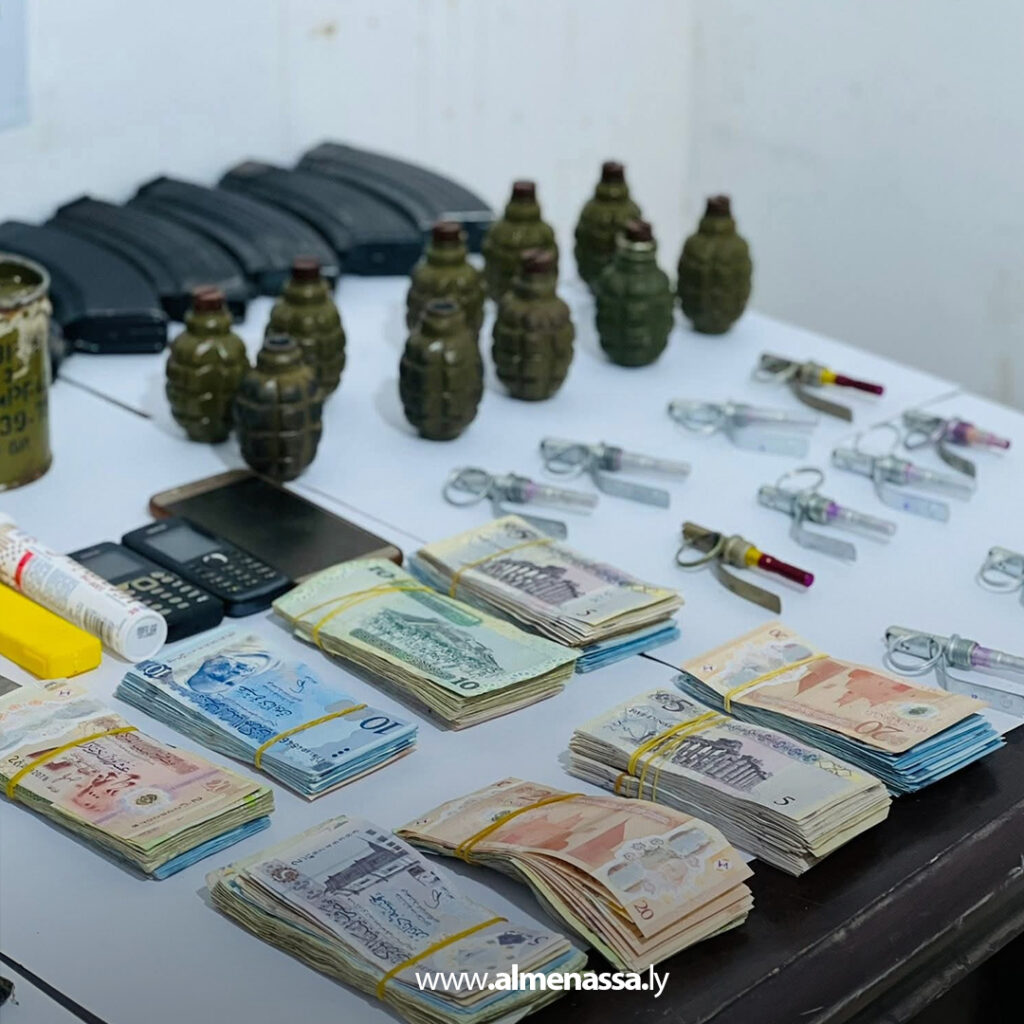 Extra 85.jpg11 85 ضبط تشكيل عصابي بحوزته مخدرات وأسلحة وقنابل في أجدابيا