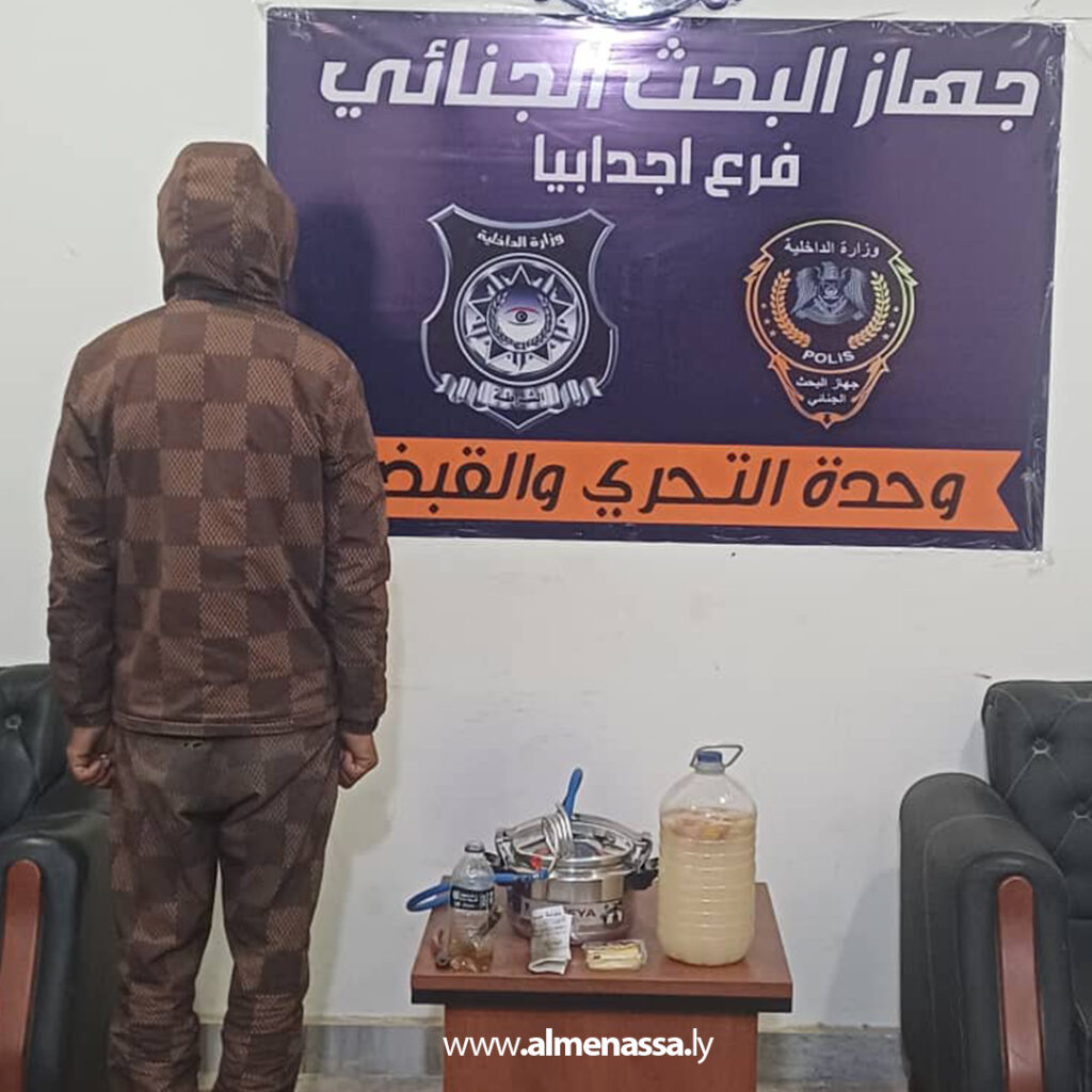 Extra 94.jpg2 94 البحث الجنائي بأجدابيا يضبط متهما حول منزلا قيد الإنشاء إلى موقع لتصنيع الخمور