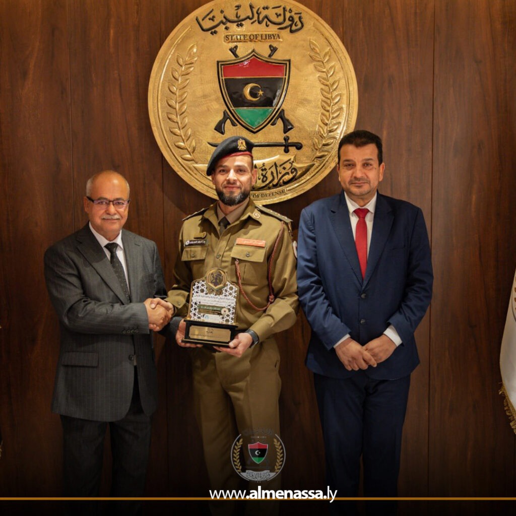 وزارة الدفاع تكرّم لجنة مسابقة “البنيان الدولية الثانية” لحفظ القرآن الكريم للعسكريين 2 Extra 97.jpg1 97