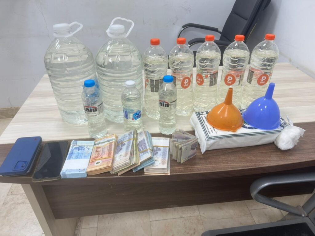 WhatsApp Image 2026 04 26 at 6.13.18 PM البحث الجنائي يضبط متهما بإدارة نشاط لبيع الخمور عبر خدمة التوصيل في سيدي خليفة