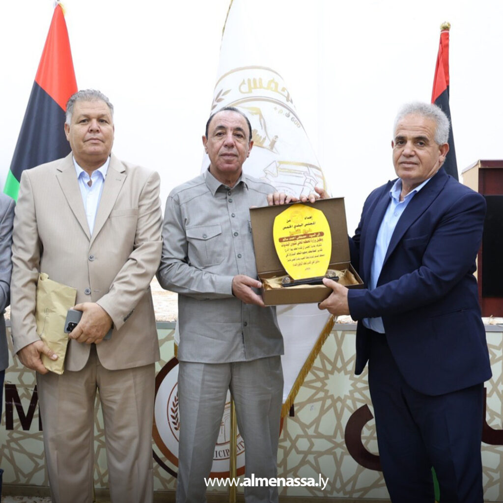 Extra 49.jpg1 49 تسليم الدفعة الرابعة من كوبونات أضاحي العيد للأسر المحتاجة ببلديات المنطقة الوسطى