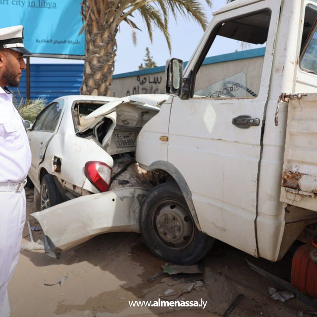 Extra 28 إصابة شخصين جراء حادث مروري بطريق عين زارة