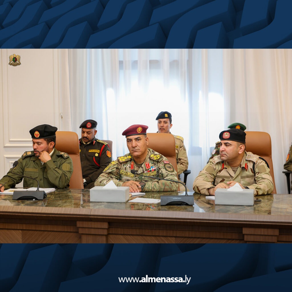 Extra .jpg11111111111111 نائب القائد العام يتابع جاهزية القوات لمناورة "درع الكرامة 2" خلال اجتماع بالقيادة العامة