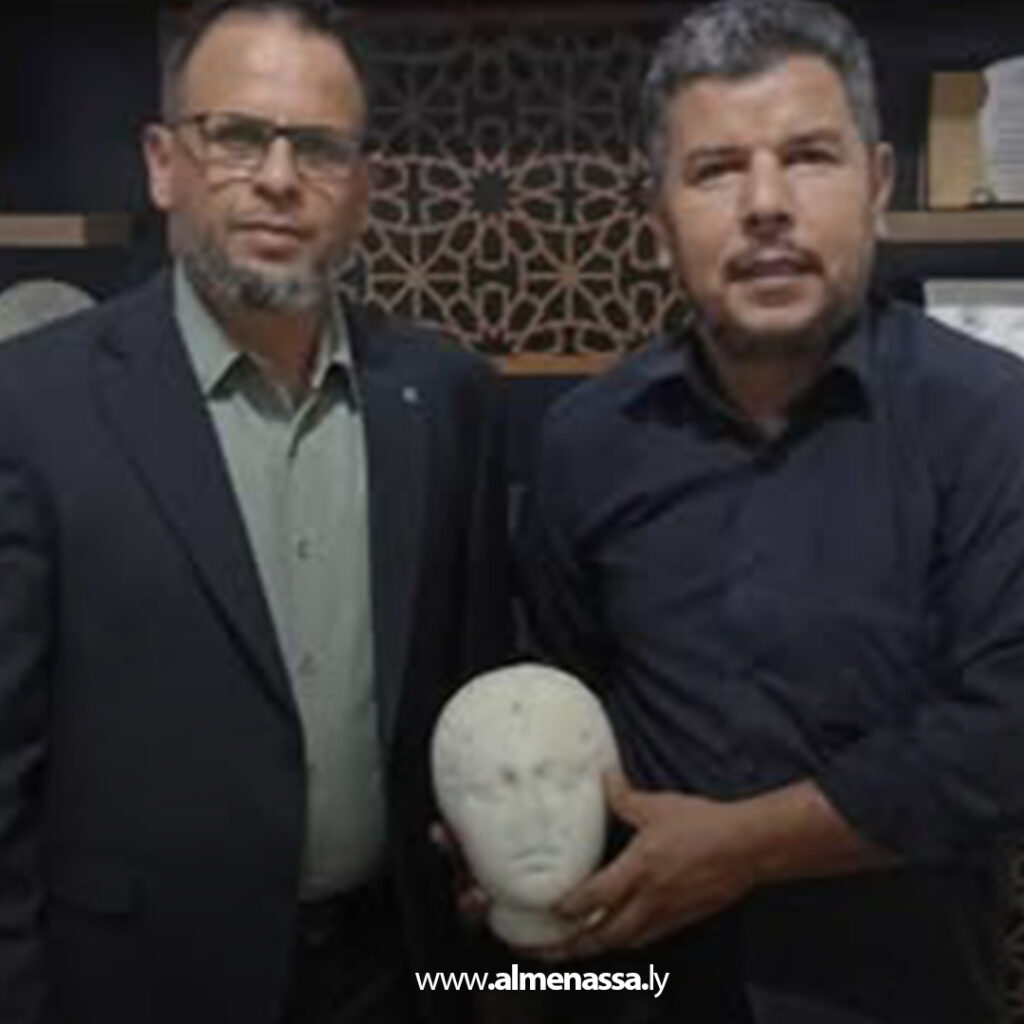 Extra 32.jpg1 32 مواطن يسلم رأس تمثال رخامي وعملات أثرية لمراقبة أثار بنغازي